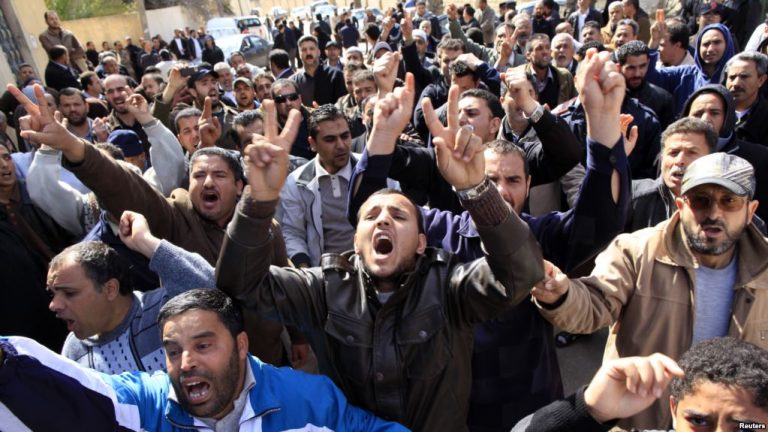 Những người biểu tình hô khẩu hiệu chống lãnh đạo Libya Gaddafi, Muammar Gaddafi. Ảnh tư liệu (Reuters)