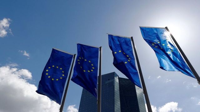 Cờ trước trụ sở Ngân hàng Trung ương Châu Âu tại Frankfurt, Đức. Ảnh 26/04/2018. Ảnh: REUTERS/Kai Pfaffenbach