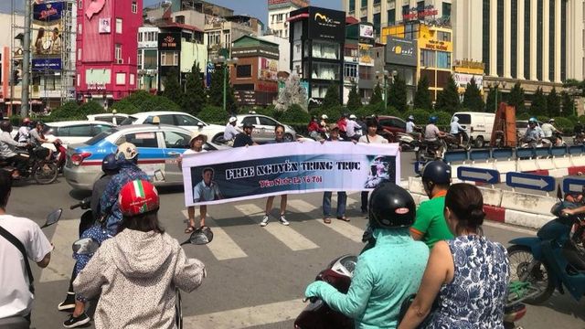Các nhà hoạt động trương biểu ngữ trên đường phố Hà Nội đòi trả tự do cho TNLT Nguyễn Trung Trực. Ảnh: FB Hội Anh Em Dân Chủ Miền Trung.