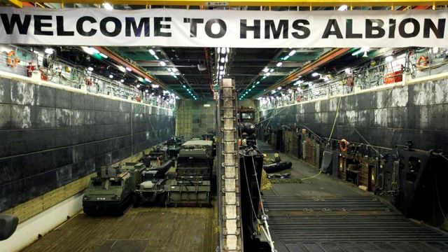 Thiết bị quân sự bên trong tàu đổ bộ HMS Albion của Hải Quân Anh, đậu tại Harumi Pier ở Tokyo, ngày 03/08/2018. Ảnh: REUTERS/Toru Hanai