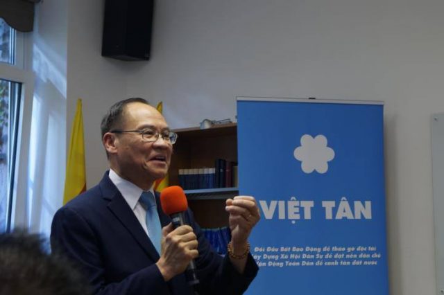 Ông Lý Thái Hùng, TBT Đảng Việt Tân lược duyệt hiện tình đất nước cùng cử tọa. Ảnh: Chân Trời Mới Media