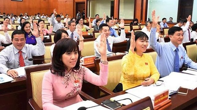 Các đại biểu HĐND TP HCM hân hoan biểu quyết thông qua Dự án Nhà hát giao hưởng 1500 tỉ tại Thủ Thiêm. Ảnh: Báo Mới.