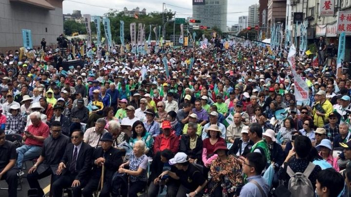 Hàng chục ngàn người dân Đài Loan biểu tình tại thủ đô Đài Bắc hôm 20/10 yêu cầu chính quyền tổ chức trưng cầu dân ý về một quốc gia độc lập, chính thức tách rời khỏi Trung Hoa đại lục. Ảnh: Twitter