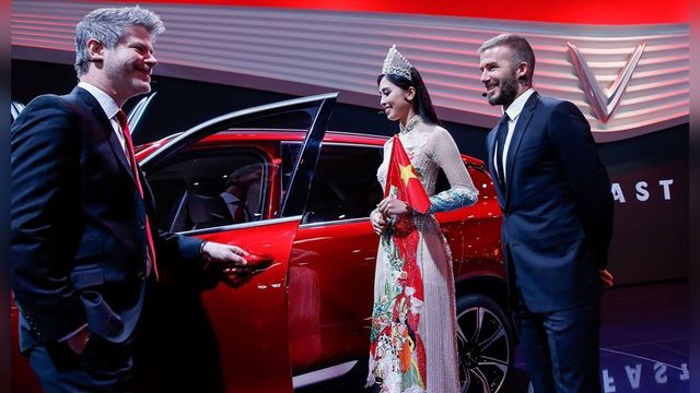 Cựu tuyển thủ Anh Quốc David Beckham và Hoa hậu Trần Tiểu Vy quảng cáo cho chiếc xe của VinFast. Ảnh: Getty Images Europe