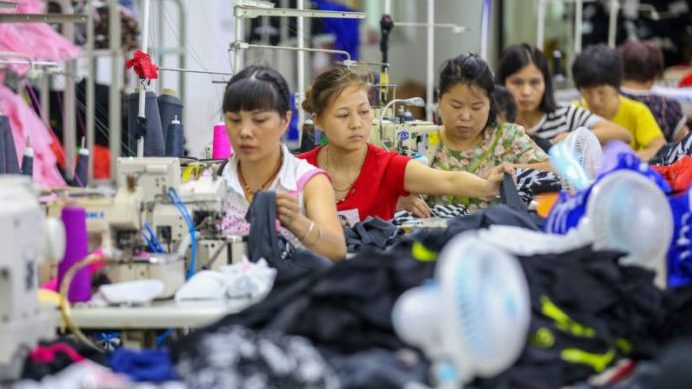 Công nhân xí nghiệp may áo tắm ở Yinglin, Trung Quốc. Ảnh: STR/AFP/Getty Images