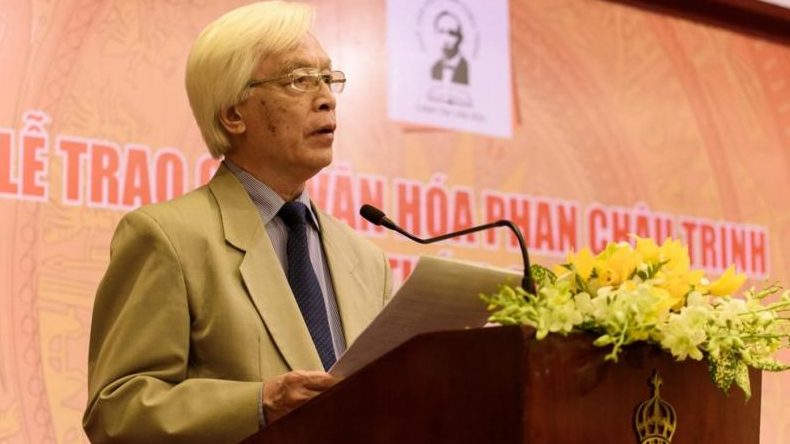 GS. Chu Hảo trong Lễ trao Giải thưởng Văn hóa Phan Châu Trinh năm 2017. Ảnh: nguoidothi.vn