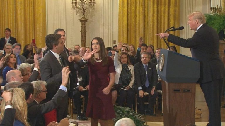 Phóng viên Jim Acosta của CNN va chạm nảy lửa với Tổng thống Donald Trump, ngày 7/11/2018 tại Nhà Trắng. Ảnh: news.com.au.