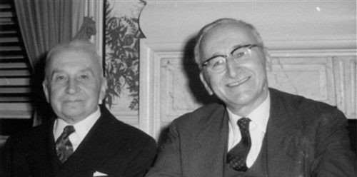 Hayek (phải) và người thầy Ludwig von Mises. Ảnh: FEE.