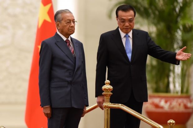 Thủ tướng Malaysia Mahathir Mohamad (trái) tỏ ra rất cứng rắn với các dự án Vành đai – Con đường của Trung Quốc. Ảnh: The Star.