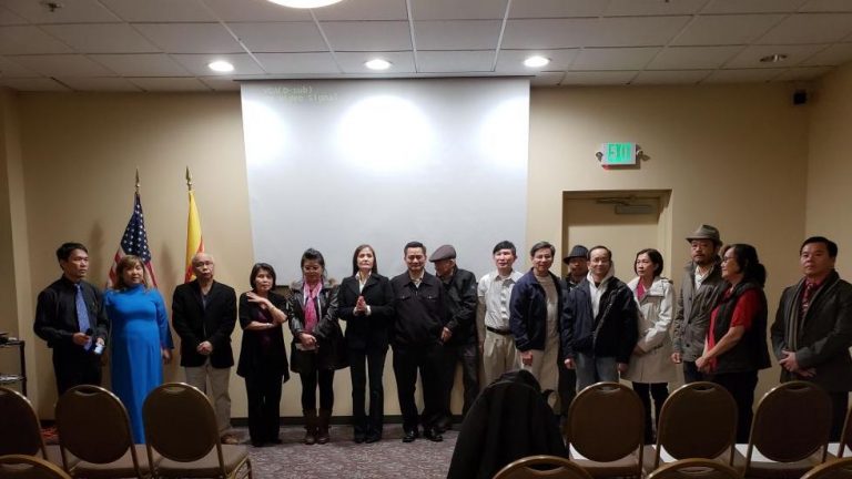 Quí vị quan khách cùng thân hữu tham dự buổi cầu nguyện cho Tù Nhân Lương Tâm Việt Nam tổ chức tại Lacey, Washington, Hoa Kỳ đêm 10/12/2018 nhân 70 năm Tuyên Ngôn Quốc Tế Nhân Quyền.
