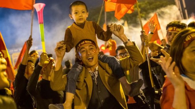 Một em nhỏ được ông bố cho 'đi bão' ở Hà Nội vào đêm 15 tháng 12 năm 2018. Ảnh: Getty Images