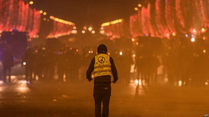 Một "áo vàng" trong biểu tình ở đại lộ Champs Elysees, Paris, 8 tháng 12, 2018. Ảnh: AFP