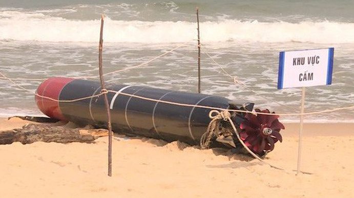 Báo chí trong nước đưa tin người dân tìm thấy một vật thể "lạ" trôi giạt vào bờ biển Tuy An, Phú Yên. Ảnh: truyenhinhdaknong