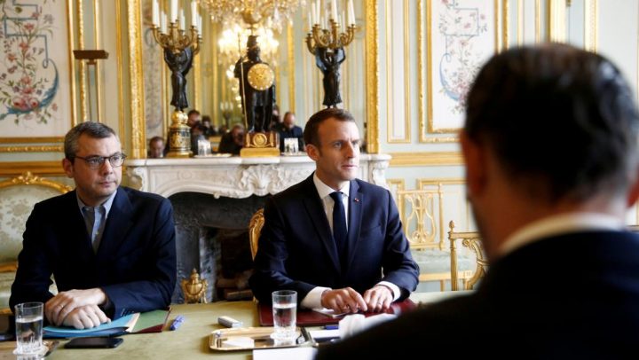 Tổng thống Emmanuel Macron (phải) và Thủ tướng Edouard Philippe trong cuộc họp khẩn cấp ngày 02/12/2018. Ảnh: STEPHANE MAHE/AFP