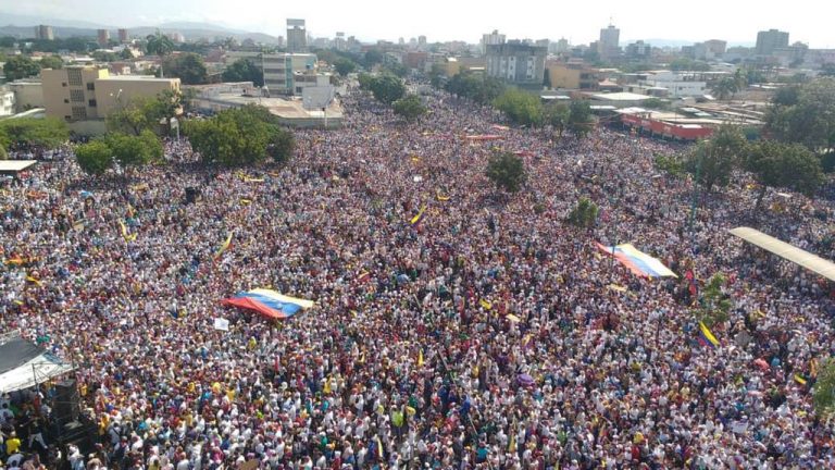 Dân chúng Venezuela tụ tập phản đối chống lại nhà độc tài Maduro của xứ nầy. Ảnh: Twitter