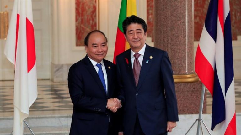 Thủ tướng Nhật Shinzo Abe bắt tay Thủ tướng CSVN Nguyễn Xuân Phúc tại Tokyo hôm 9/10/2018. Ảnh: Al Jazeera/Reuters