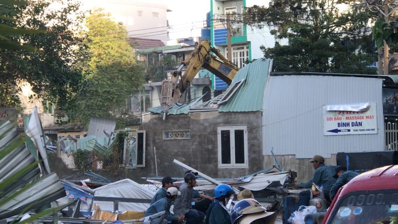 Thiết bị cơ giới đang đập phá nhà cửa để cưỡng chế tại Lộc Hưng 4/1/2019. Ảnh: RFA