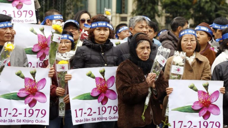 "Nhân dân sẽ không quên", biểu ngữ trong một cuộc biểu tình tưởng niệm chiến tranh biên giới 1979 năm 2016 tại Hà Nội. Ảnh: AP