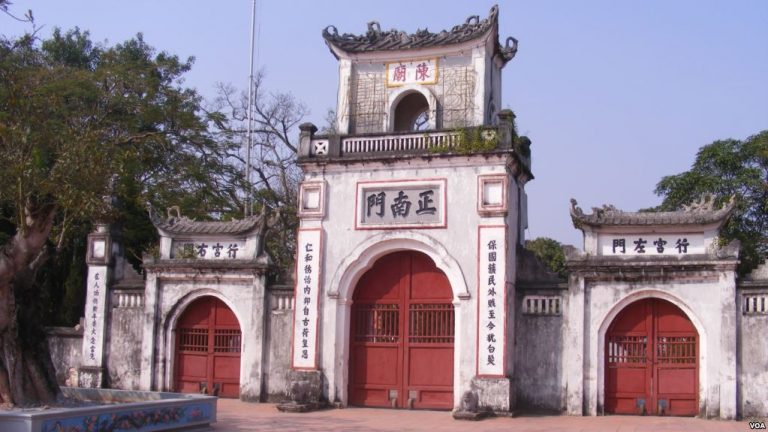 Cổng chính quần thể đền Trần - Nam Định. Ảnh: Handyhuy