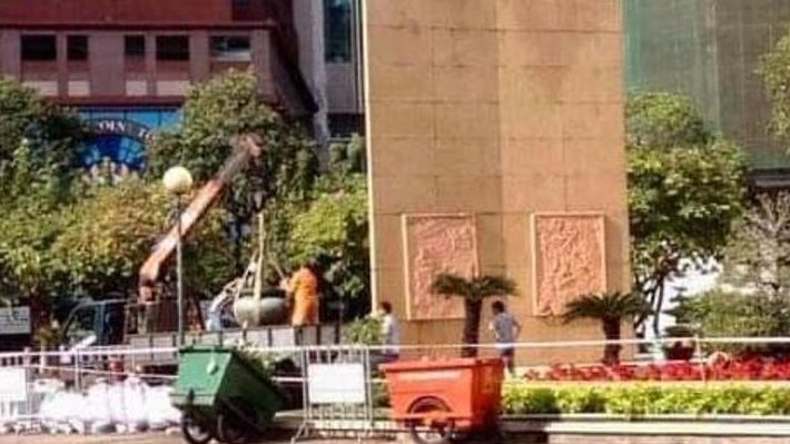 Xe cẩu đang cẩu lư hương trước tượng đài Trần Hưng Đạo ở bến Bạch Đằng, Sài Gòn sáng 17/2/2019. Ảnh: Blogger Tuấn Khanh