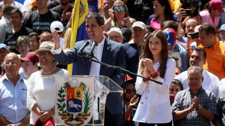 Ngày 12 Tháng Hai, người dân Venezuela lại xuống đường biểu tình khắp nơi ủng hộ vị tổng thống lâm thời Juan Guaido. Đến nay, ngoài Hoa Kỳ đã có khoảng 60 quốc gia đã công nhận ông là tổng thống hợp pháp của Venezuela. Ảnh: Edilzon Gamez/Getty Images
