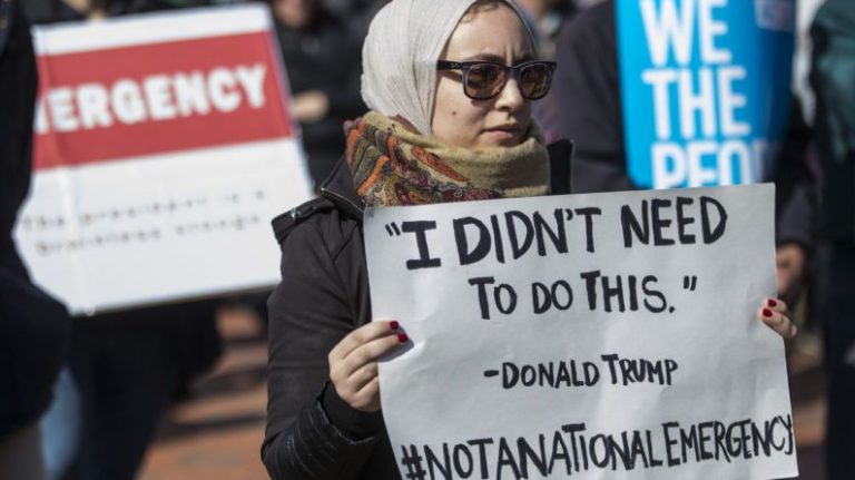 Người dân biểu tình trước Tòa Bạch Ốc hôm 18/2/2019, tại Washington, D.C. sau khi Tổng thống Trump tuyên bố “tình trạng khẩn trương”. Ảnh: Zach Gibson/Getty Images