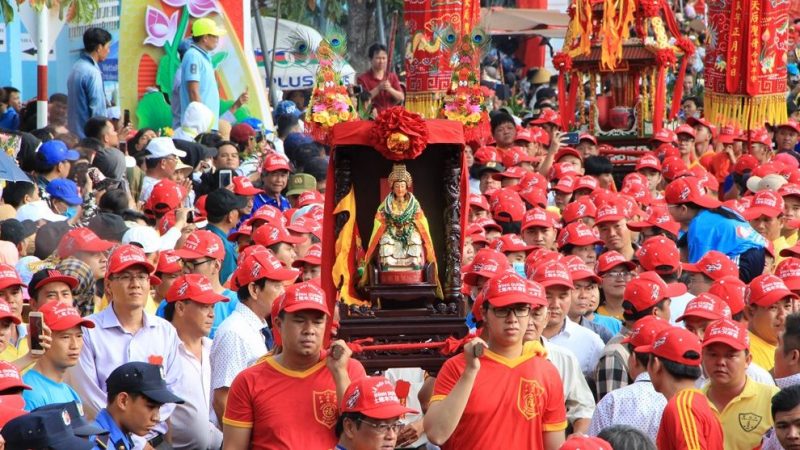 Lễ rước kiệu Bà Thiên Hậu là một trong lễ hội rằm tháng giêng lớn nhất ở Đông Nam bộ. Ảnh: Lao Động