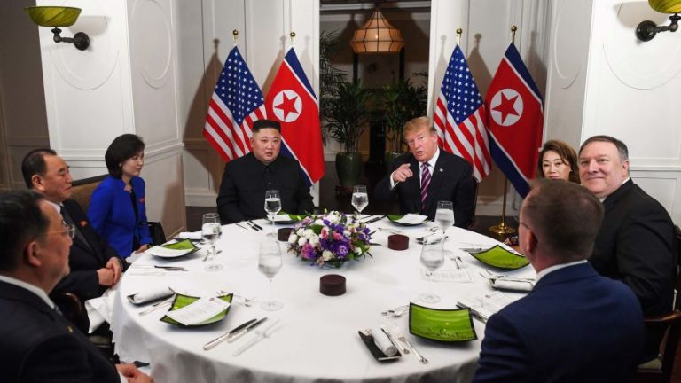 Donald Trump và Kim Jong-un cùng một nhóm nhỏ thân cận, trong đó có Ngoại trưởng Mỹ Mike Pompeo, trong buổi tiệc tối thứ tư 27/2/2019 tại Hà Nội. Ảnh: AP