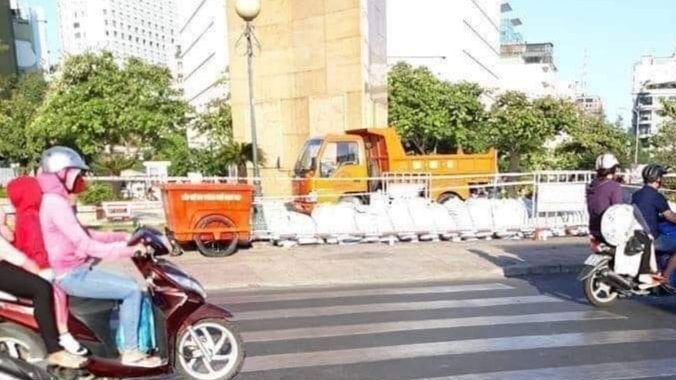 Xe rác trước tượng đài Trần Hưng Đạo ở Sài Gòn ngày 17/2/2019. Ảnh: Blogger Tuấn Khanh