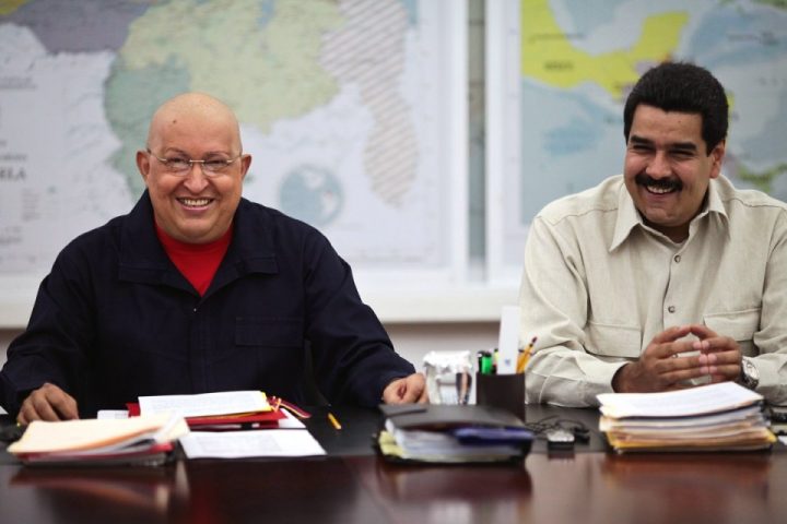 Nicolas Máduro (phải), “đệ tử” thân cận và người kế nhiệm của Chávez. Ảnh: ilmondo.tv.
