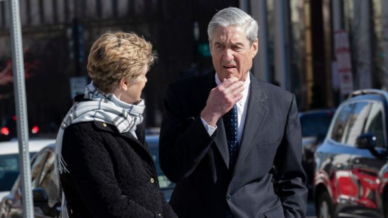 Điều Tra Viên Đặc Biệt Mueller (phải) trong ngày 24 Tháng Ba 2019. Ảnh: Getty Images