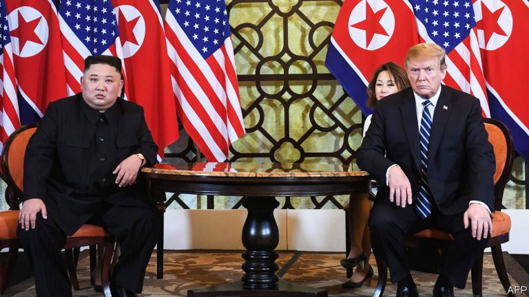 Tổng thống Mỹ Donald Trump và lãnh tụ Bắc Hàn Kim Jong-un tại Hội nghị thượng đỉnh lần 2 ở Hà Nội hôm 28/2/2019. Ảnh: AFP