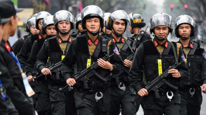 Cảnh sát Việt Nam tuần tiễu gần khách sạn Melia ở Hà Nội hôm 27/2/2019 trước thềm Hội nghị thượng đỉnh Mỹ-Triều lần 2. Ảnh: AFP/Noel Celis