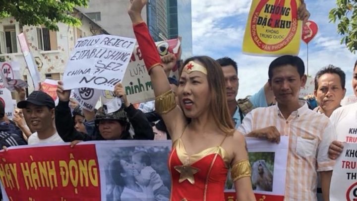 Dân chúng Việt Nam xuống đường biểu tình chống kế hoạch của chính phủ dự định thông qua dự luật đặc khu. Ảnh: Twitter