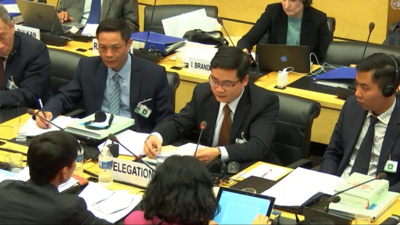 Đại diện Bộ Công an (đeo kính) đang trả lời câu hỏi chất vấn của Uỷ ban Nhân quyền Liên Hợp Quốc tại Geneva, Thuỵ Sĩ, ngày 11/3/2019. Ảnh: Luật Khoa tạp chí (Chụp màn hình từ video của LHQ).