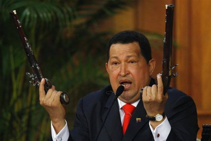 Tổng thống Hugo Chávez, một trong những tác nhân làm biến tướng nền kinh tế và xã hội Venezuela. Ảnh: darkroom.baltimoresun.com.
