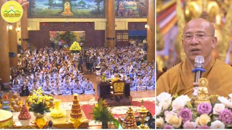 Sư trụ trì chùa Ba Vàng trả lời về một số bài báo liên quan đến chùa. Ảnh chụp màn hình buổi livestream hôm 21/3/2019 trên trang Facebook Chùa Ba Vàng.