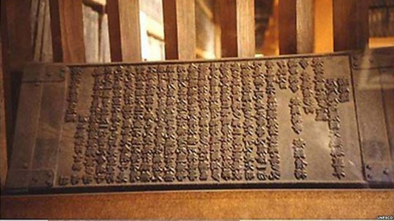 Một di tích khắc gỗ tại chùa Vĩnh Nghiêm. Ảnh: VOA
