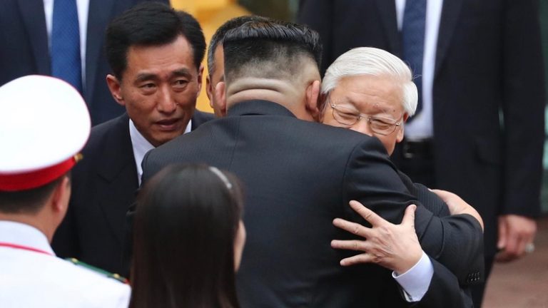 Nguyễn Phú Trọng đón tiếp Kim Jong-un viếng thăm chính thức Việt Nam hôm 1/3/2019. Ảnh: Báo Hải Dương
