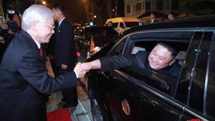 Tổng Bí thư-Chủ tịch nước Nguyễn Phú Trọng đưa tiễn Chủ tịch Bắc Hàn Kim Jong-un. Ảnh: Internet