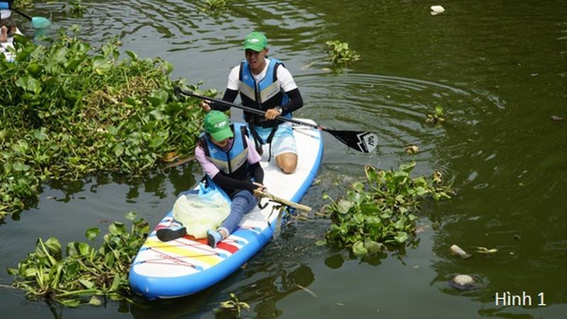 Nhóm anh chị em tự nguyện chèo thuyền nhặt rác trên sông làm sạch môi trường sống.