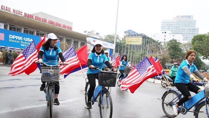 Cổ động sự kiện thượng đỉnh Mỹ-Triều trên đường phố Hà Nội. Ảnh: Internet