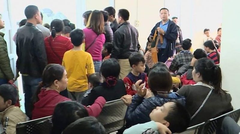Trong khi số trẻ em tỉnh Bắc Ninh nhiễm sán lợn tiếp tục tăng cao bất thường, các phụ huynh chờ chực đến phiên khám bịnh cho con em tại các bịnh viện. Ảnh: Phapluatplus