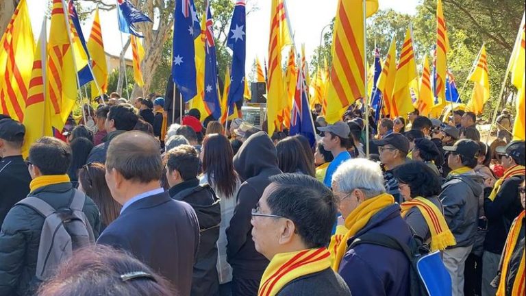 Hơn 2.000 người Việt biểu tình tưởng niệm 30/4 và lên án nhà cầm quyền CSVN do CĐNVTD Úc Châu tổ chức hôm 27/4/2019 tại thủ đô Canberra, Úc Châu. Ảnh: Việt Tân Úc Châu