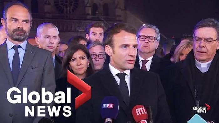 Phát biểu trước đông đảo phóng viên và dân chúng sau khi ngọn lửa đã được khống chế, Tổng thống Pháp Macron gọi vụ cháy Nhà Thờ Đức Bà Paris vừa xảy ra là một "thảm kịch khủng khiếp". Ảnh: Global News