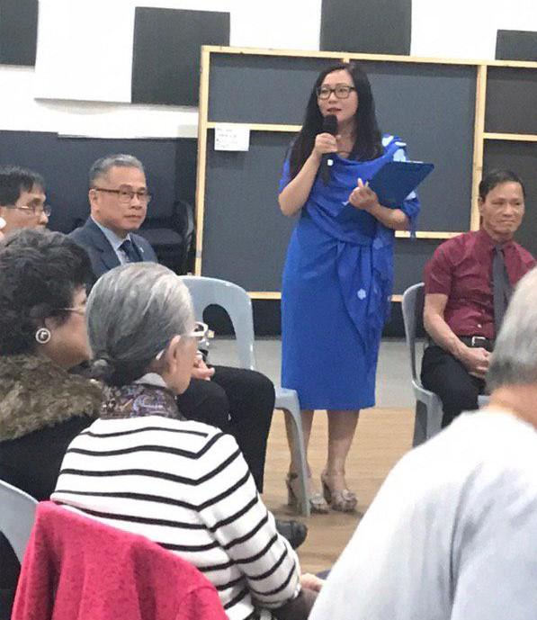 Cô Huỳnh Hoài Bảo Châu, Đại Diện Đảng Việt Tân tại Adelaide giới thiệu ông Đỗ Hoàng Điềm cùng đồng hương địa phương. Ảnh: Việt Tân Adelaide