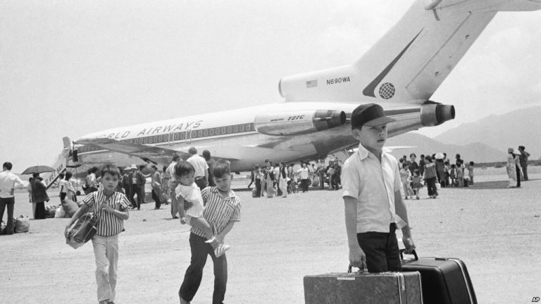Chiếc máy bay chở thường dân từ Huế di tản vào Nha Trang, 27 tháng Ba, 1975. Ảnh: AP