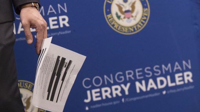 Một phụ tá của Dân Biểu Jerrold Nadler (Dân Chủ, New York), chủ tịch Ủy Ban Tư Pháp Hạ Viện Mỹ, giữ một trang từ Bản Phúc Trình Mueller trong một cuộc họp báo hôm Thứ Năm, 18 Tháng Tư, 2019, tại New York. Ảnh: AP Photo/Mary Altaffer