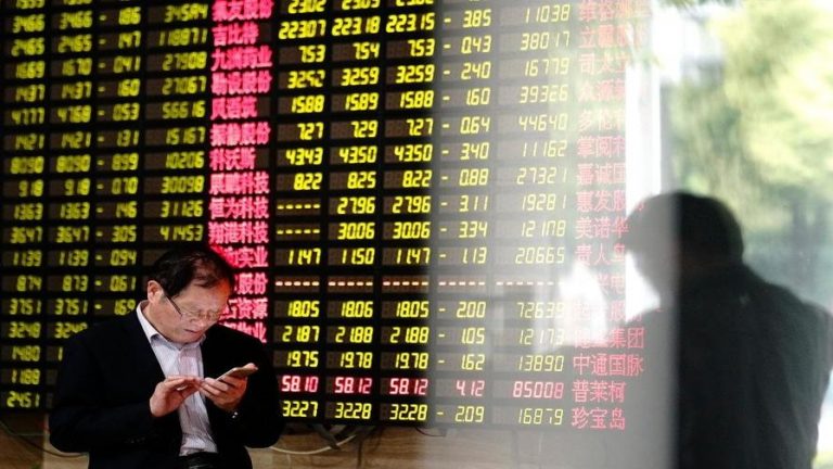 Một nhà đầu tư theo dõi giá cổ phiếu qua điện thoại tại thị thường chứng khoán Thượng Hải hôm Thứ Hai, 6 Tháng Năm, 2019. Các thị trường chứng khoán bên Tàu tụt xuống, các cổ phiếu mất đến 6% giá trị. Ảnh: AP