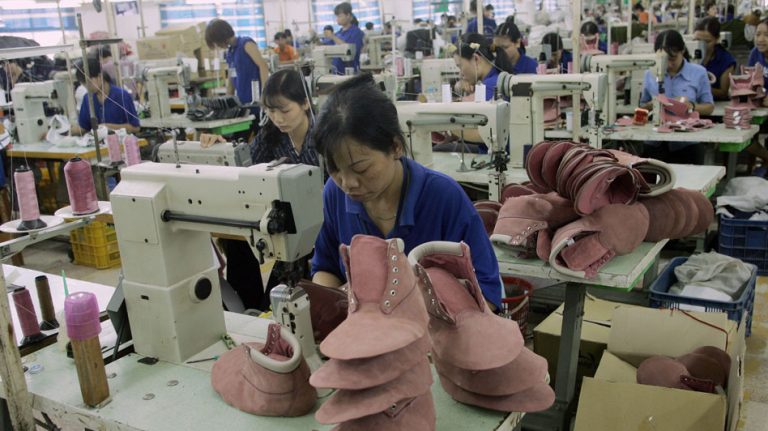 Hoạt động tại một nhà máy dệt may tại Việt Nam. Ảnh: AFP